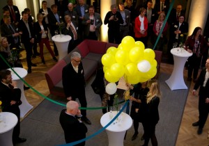 Catharina Elmsäter-Svärd har knytit ihop banden och ballongerna är på väg att lyfta banden.